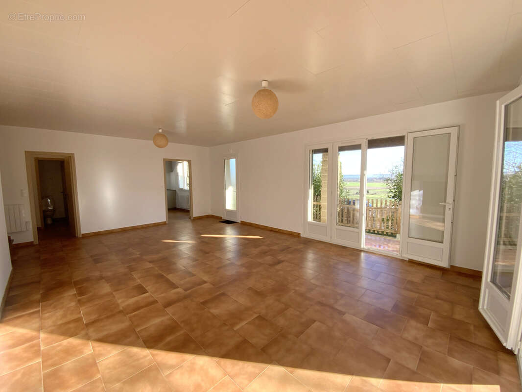 Charmante villa avec vue et terrain arboré. - photo 2