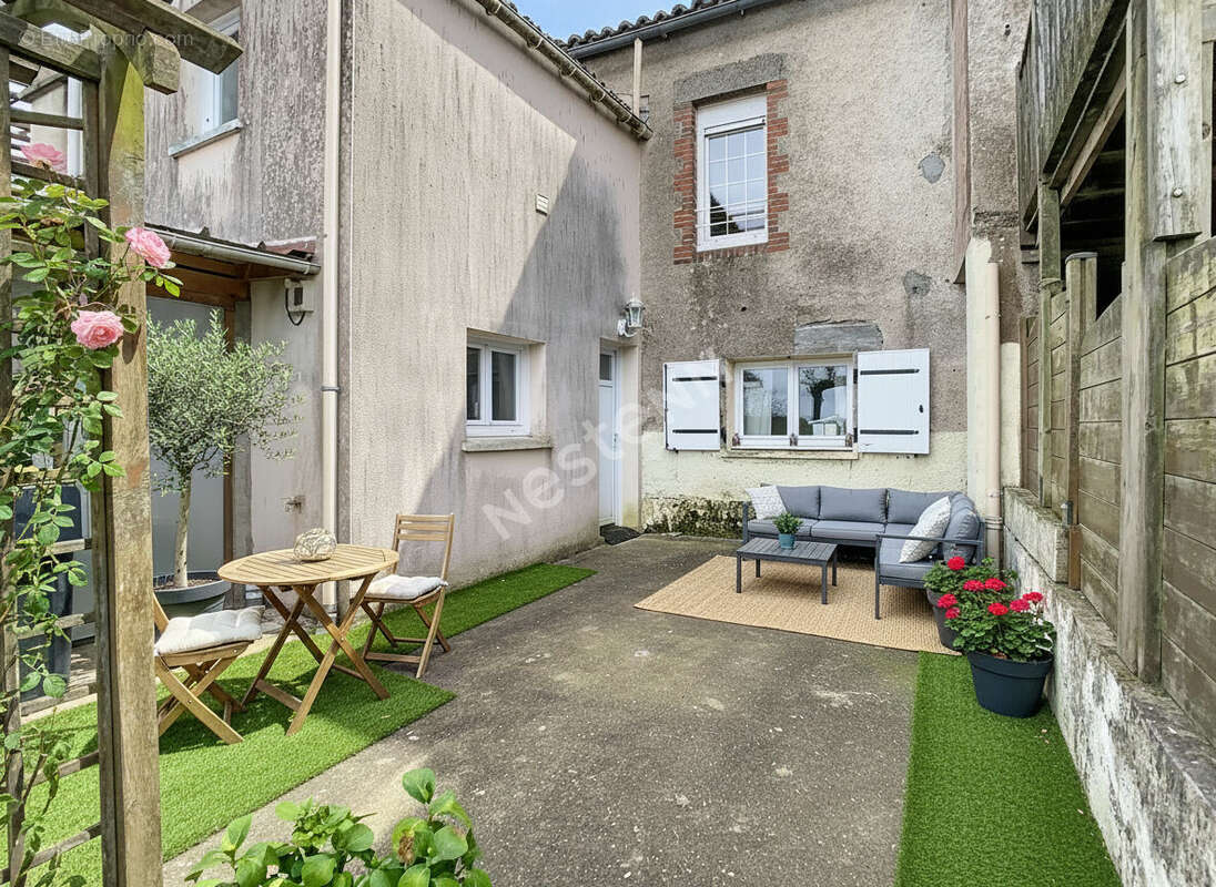 Maison à SAINT-MACAIRE-EN-MAUGES