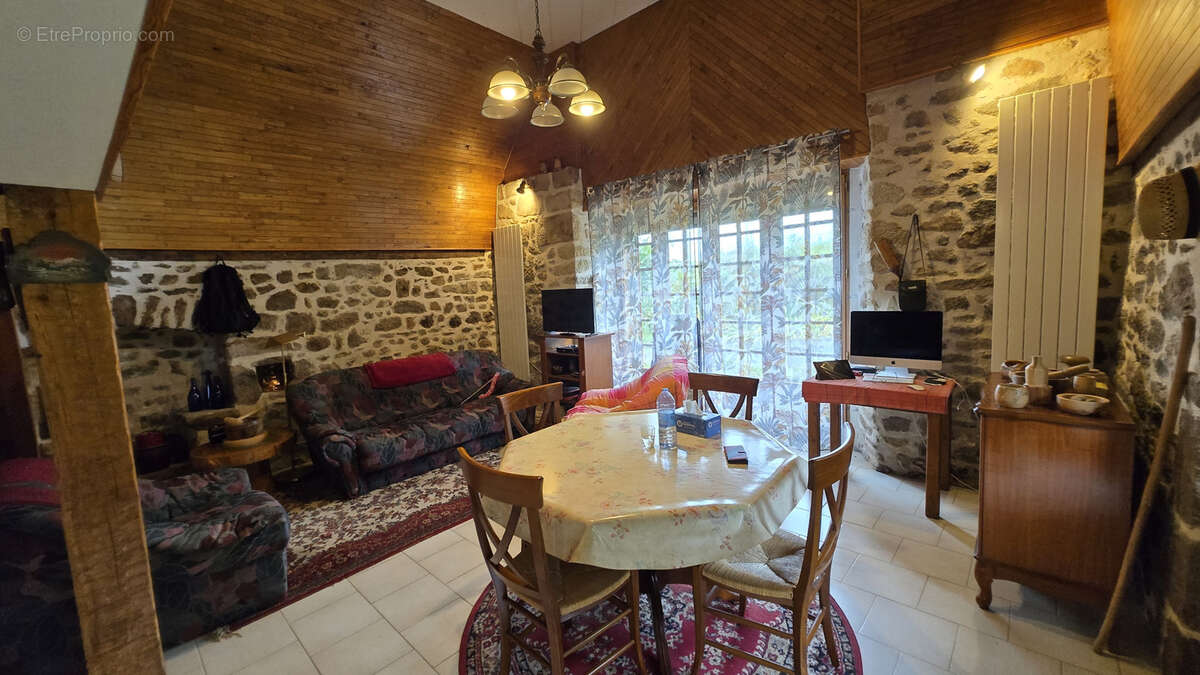 Maison à SAINT-BONNET-LES-TOURS-DE-MERLE