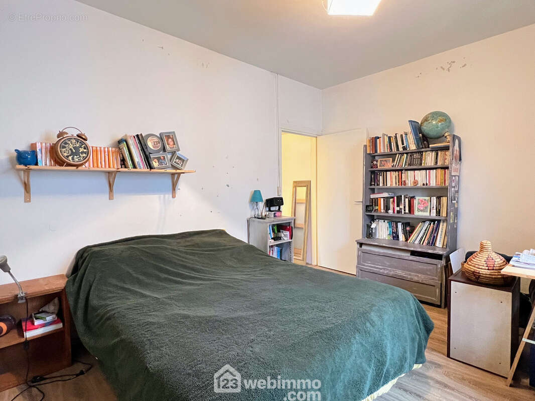 Au 1er étage on trouve une grande chambre de 15 m²... - Maison à ANGERS
