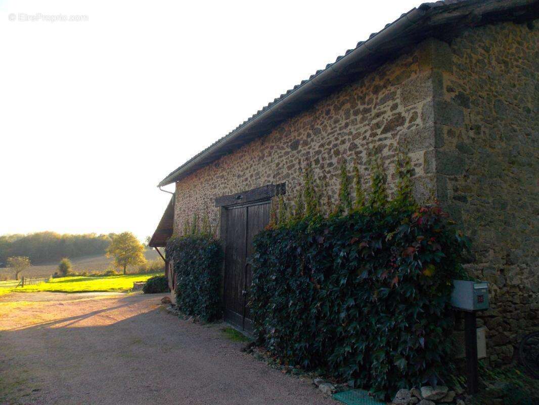 Maison à LES SALLES-LAVAUGUYON
