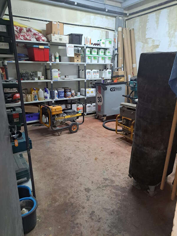 Entrepôt 334.57 m2 Dépôt de stockage avec réserve et bureaux - photo 2