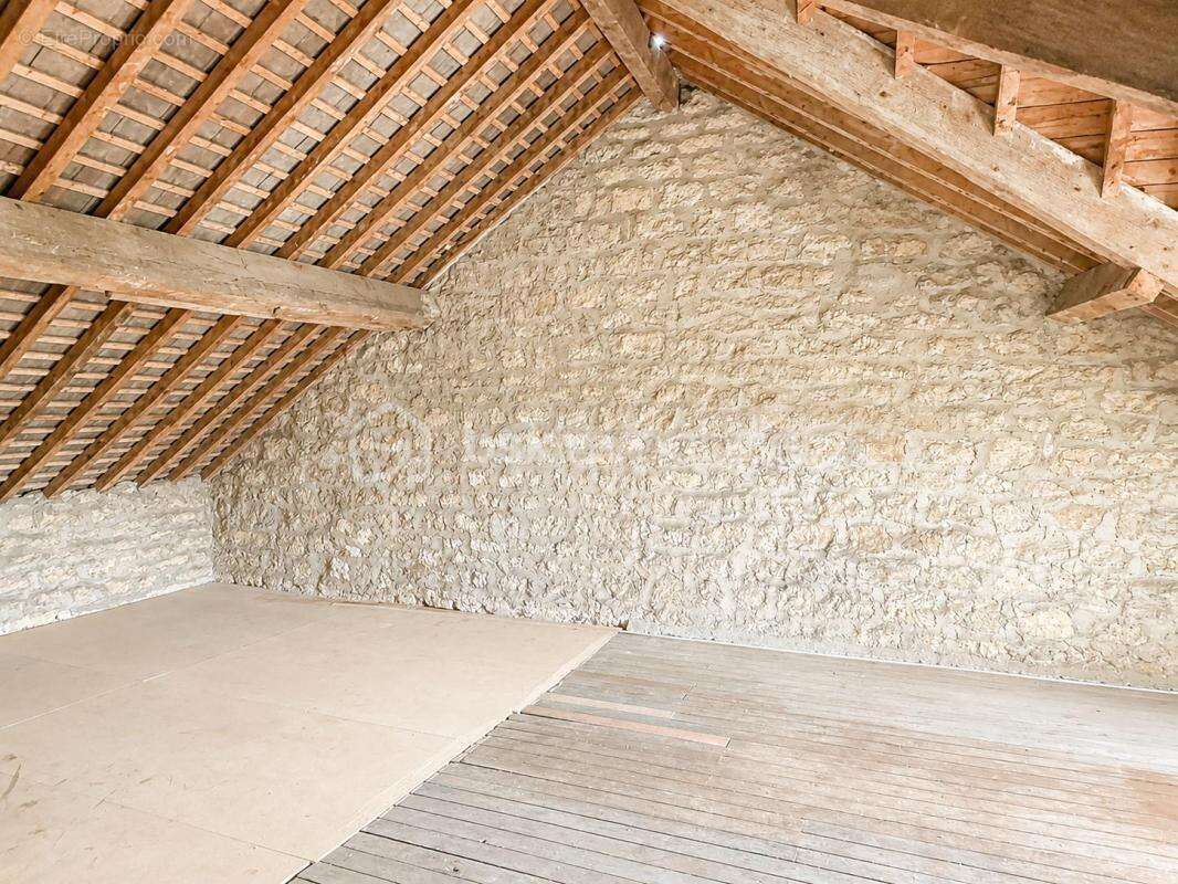 Maison de maître avec nombreuses dépendances et fort potentiel - photo 8