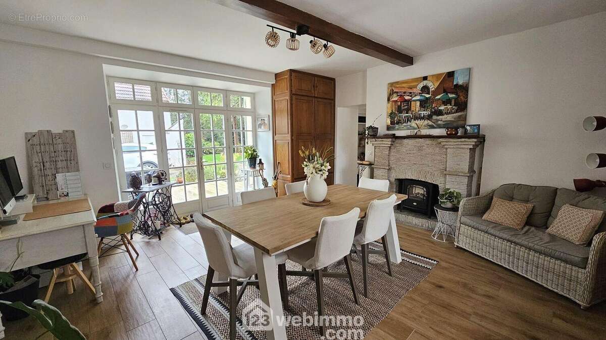 Une autre vue de la salle à manger avec son accès sur la terrasse. - Maison à GIRONVILLE-SUR-ESSONNE
