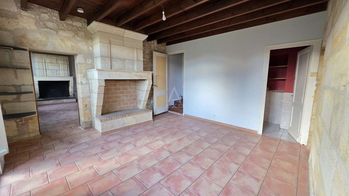 Maison pierre de 14m² avec un chai de 70m² sur 780m² de terrain - photo 2