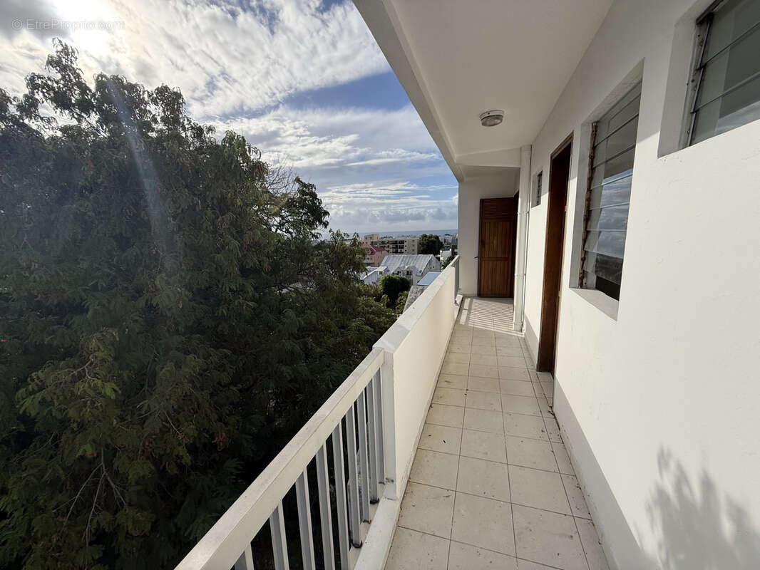 À Saint-Denis, appartement F4 de 71 m2 avec Grande terrasse à acheter avec KRI - photo 6