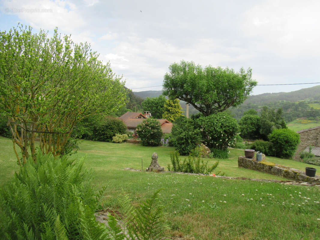 Joli corps de ferme rénové avec gîte indépendant et terrain attenant vendu entièrement meublé - photo 4