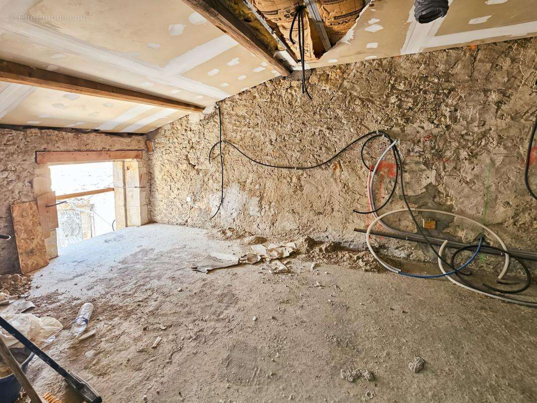 À Vendre à Montfrin - Maison de village de 67m² avec garage - photo 6