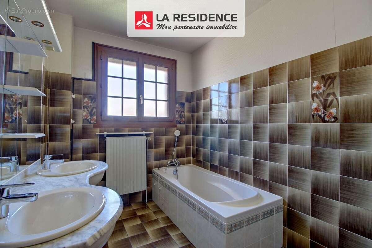 Maison à COURCELLES-SUR-SEINE