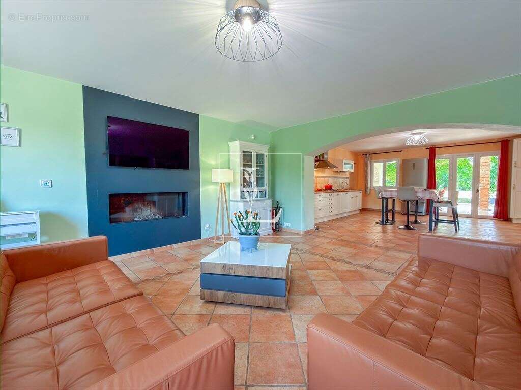 Maison de caractère avec dépendances sur plus de 3,5 hectares – Piscine, grange et hangar. - photo 3