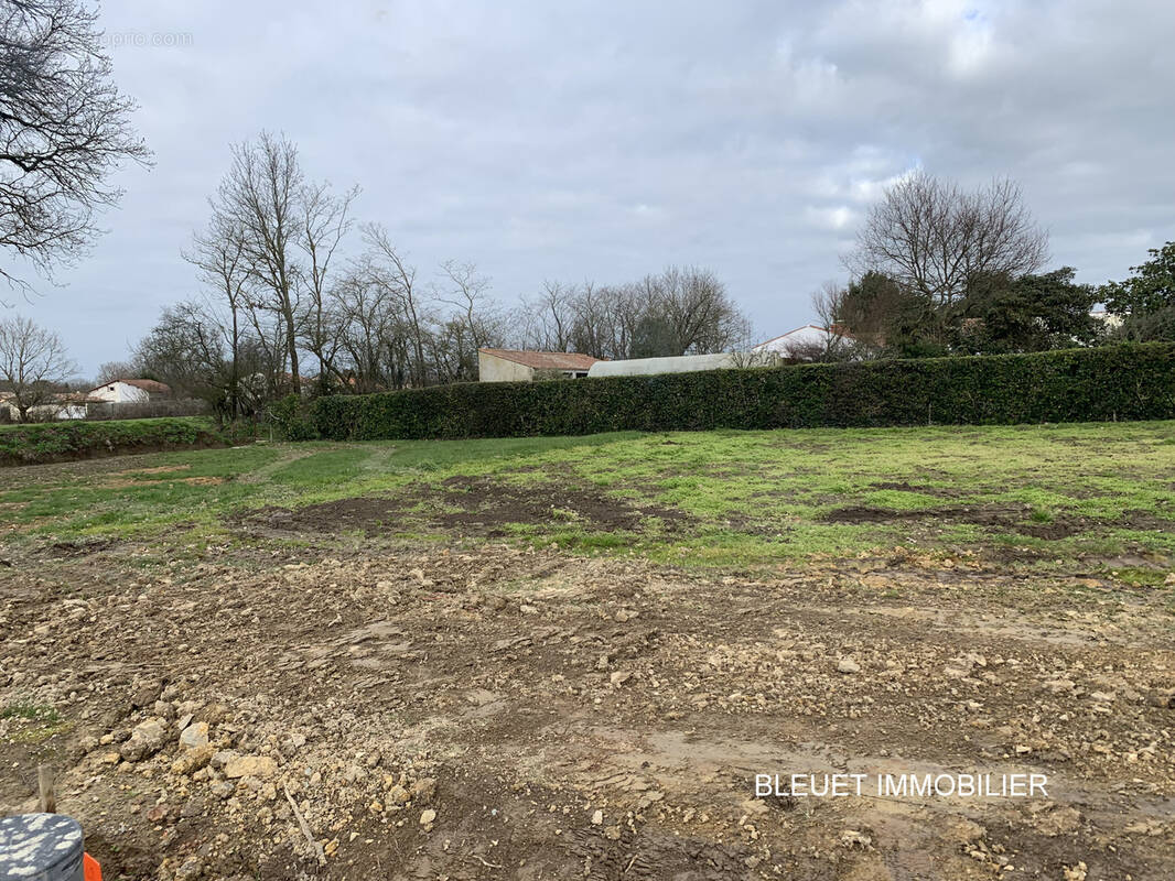 Terrain à SAINT-JULIEN-DES-LANDES
