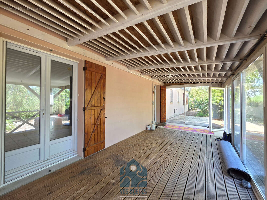 Maison de plain pied avec terrasse, garage, veranda et annexes - photo 6