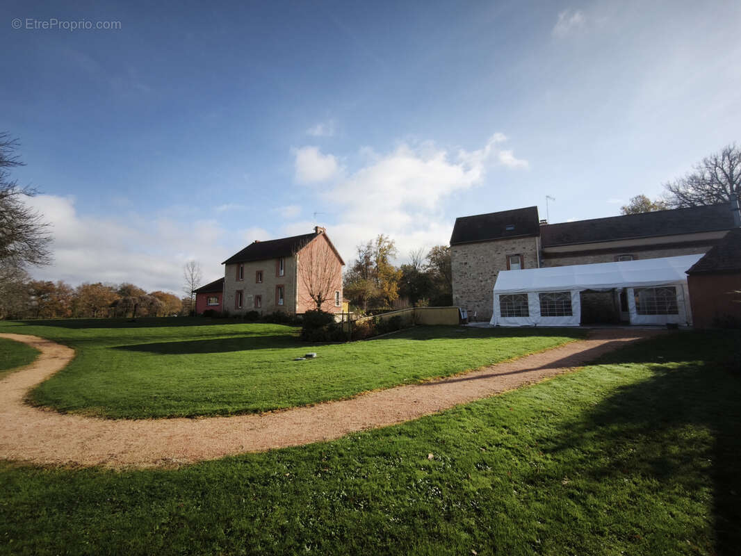 Maison à CREUZIER-LE-NEUF