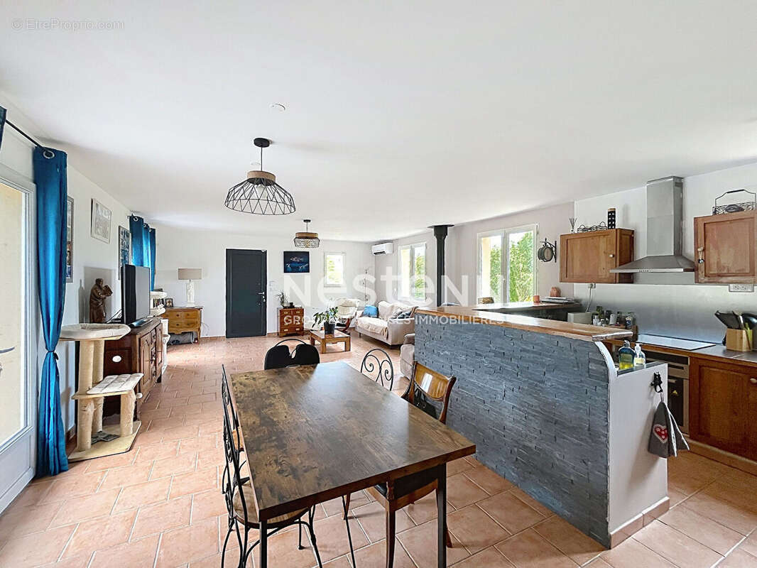 EXCLUSIVITE !! Mirabeau  - Maison de plain-pied avec piscine et vue sur le château - photo 3