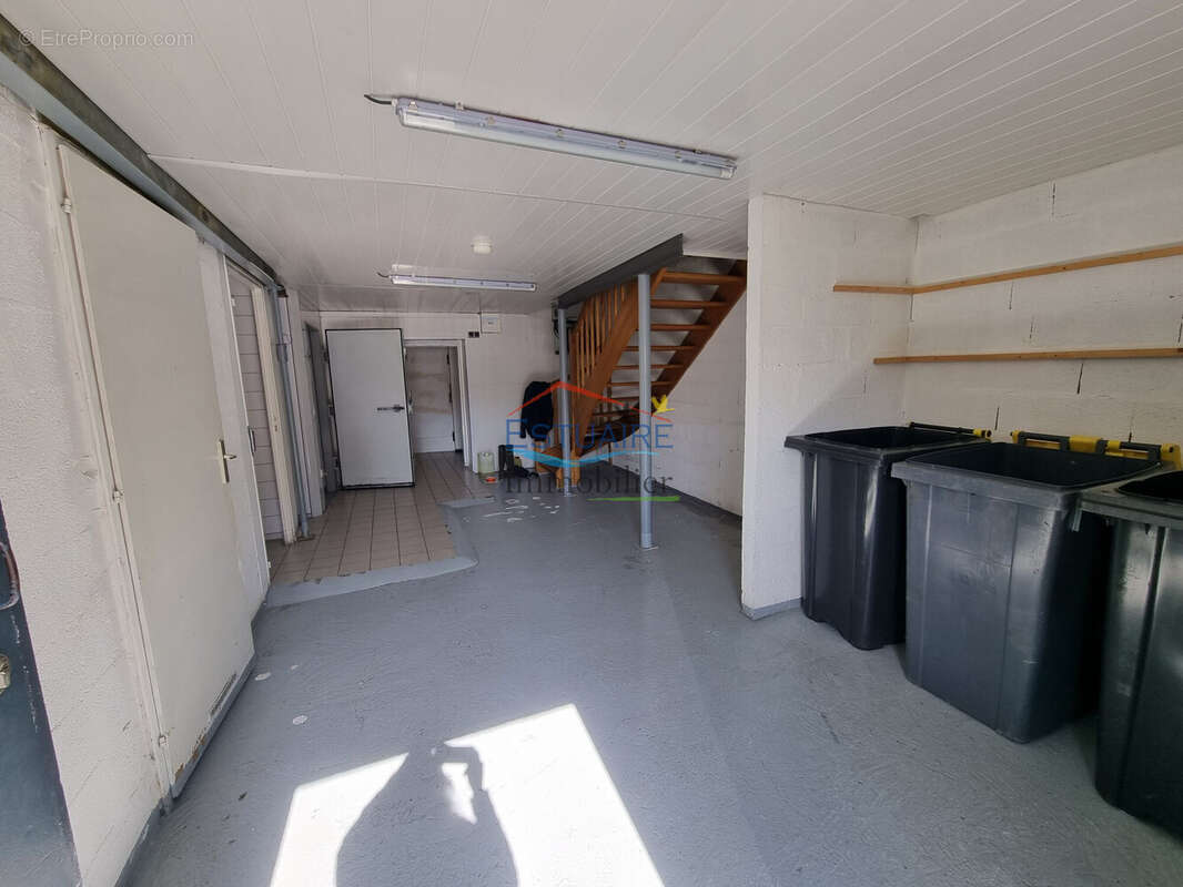 Appartement 315 m² à Saint-Etienne-De-Montluc  - photo 8