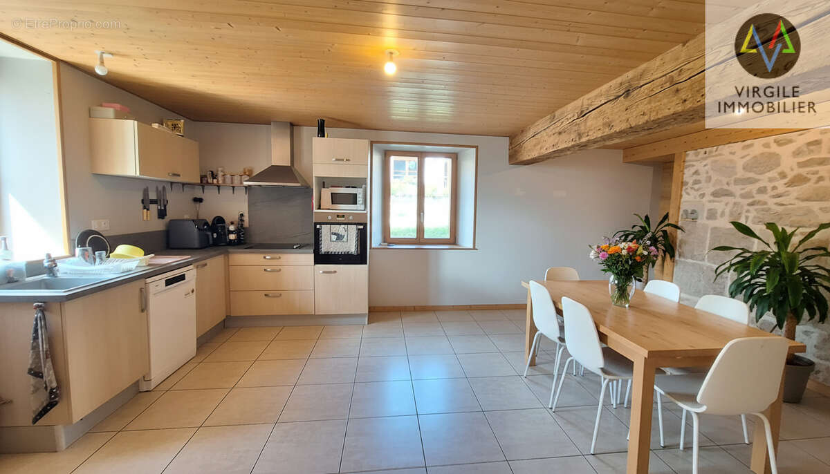 Appartement de caractère entièrement rénové au cœur des Hôpitaux-Vieux - photo 2