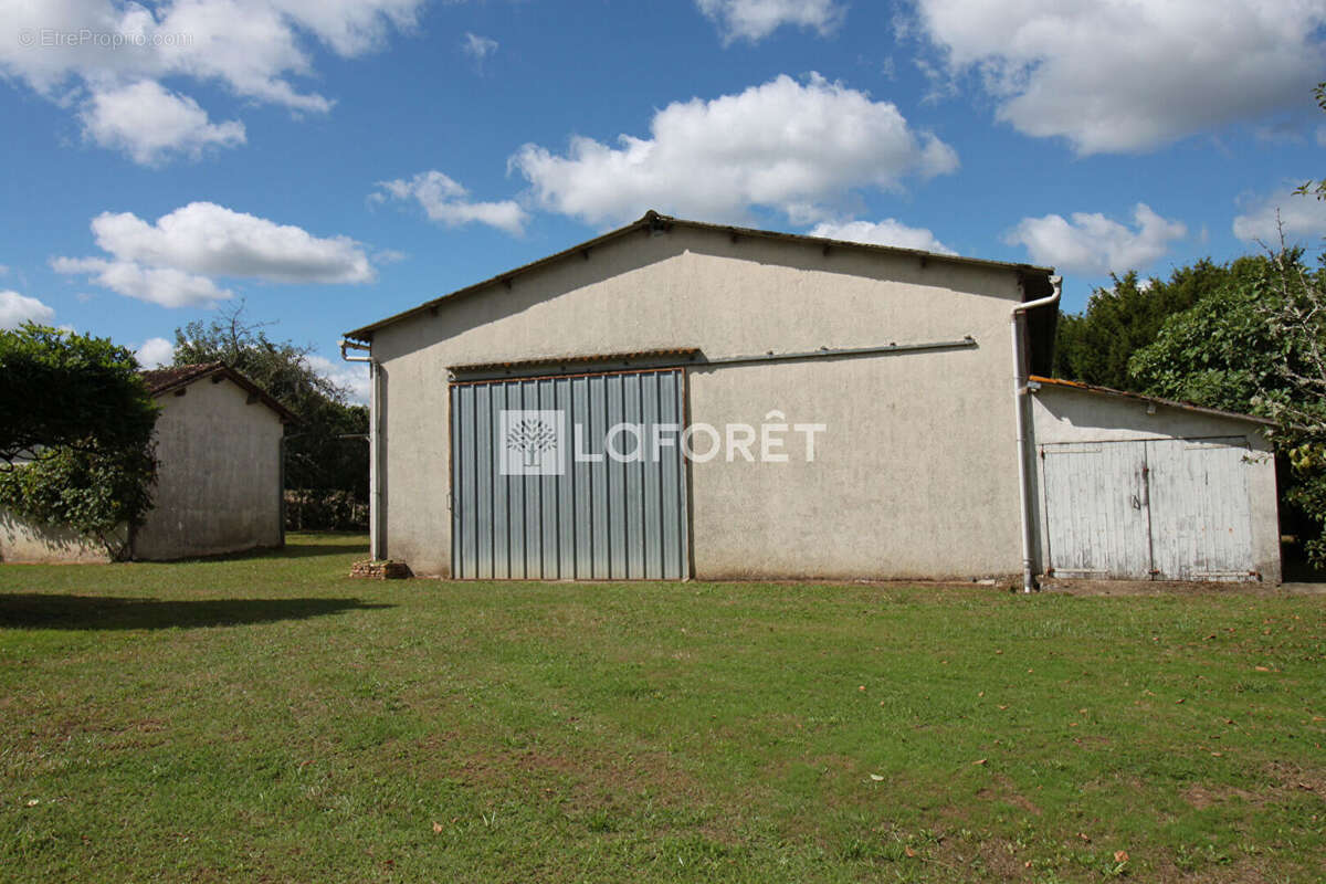 Maison à CONDAT-SUR-TRINCOU