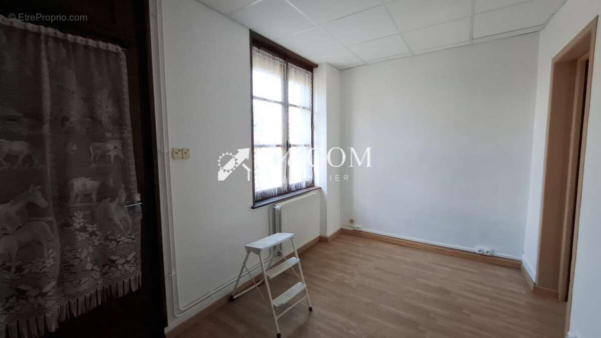 Oisemont : Maison de village  1 / 2 CH, courette, garage - photo 3