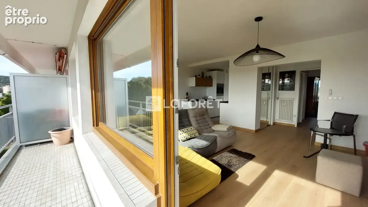 THIONVILLE : Appartement 3 pièces entièrement rénové avec terrasse, cave et parking privé à la résidence. - photo 2