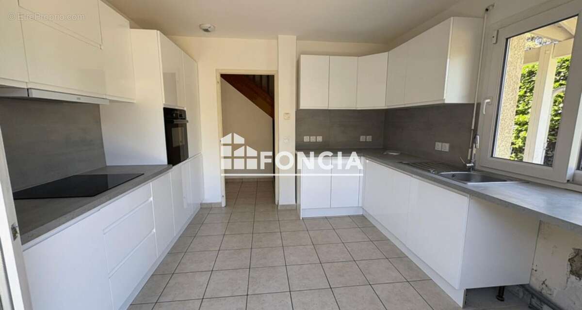 Étrembières – Villa mitoyenne 5 chambres avec jardin de 308 m², garage et abri voiture, à proximité de la douane de Veyrier - photo 5