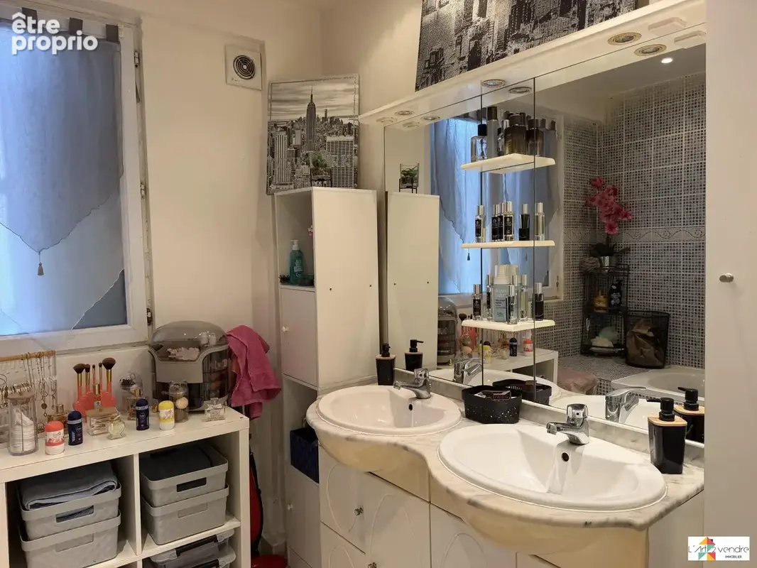 SALLE DE BAIN AVEC BAIGNOIRE ET DEUX VASQUES