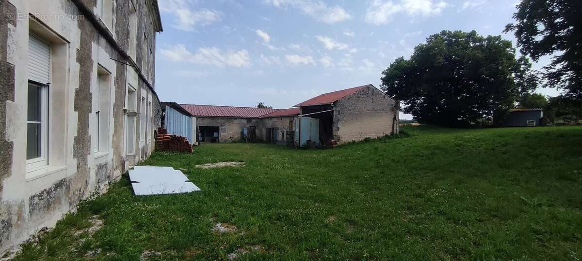 Maison Charentaise à rénover avec plusieurs dépendances et un grand jardin - photo 6