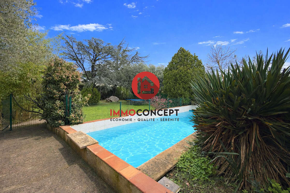 Maison à LAUDUN-L'ARDOISE