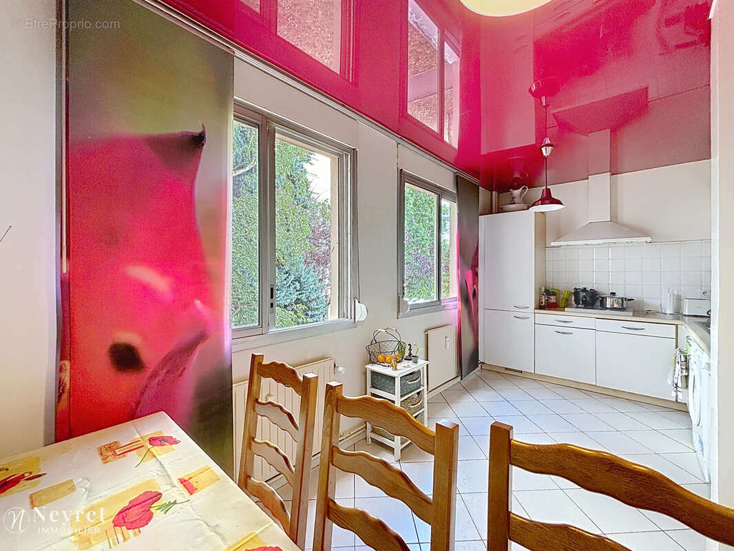 OULLINS - Appartement T4 de 88,26 m2 avec balcon, ascenseur, cave et parking   À 3 minutes du centre-ville et - photo 8