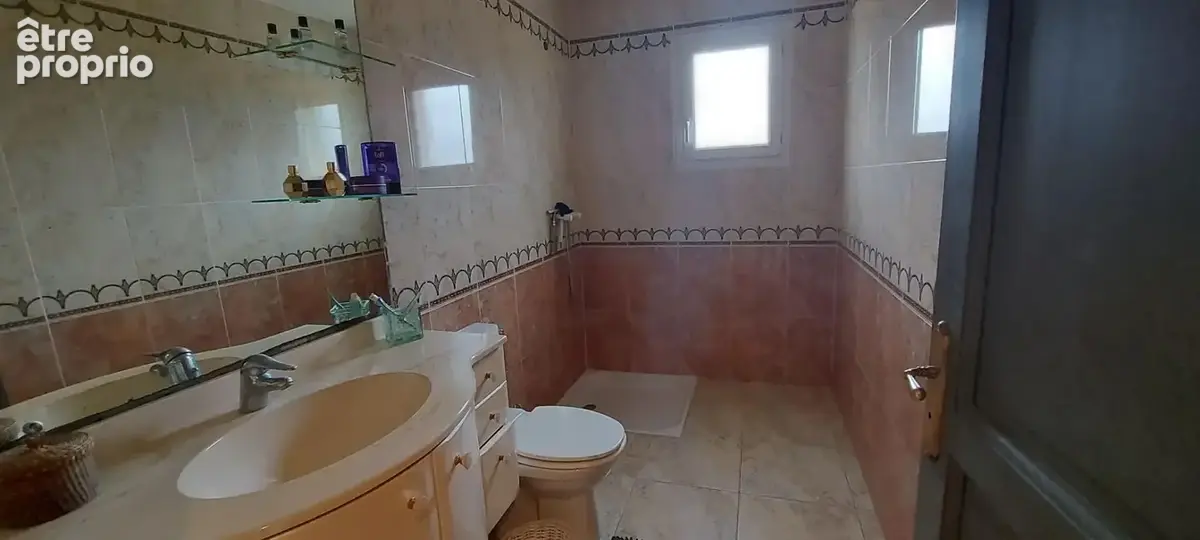 GARD. 30. GENERAC. Belle maison de 184 m2 de plain-pied sur terrain arboré de 1264 m² avec piscine - photo 12