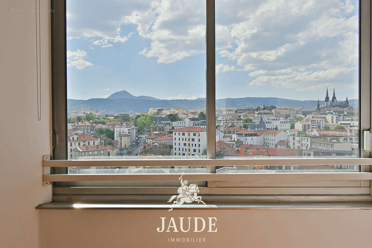 F4 de 86,57 m2 DERNIER ÉTAGE avec balcons cave, parking et vues panoramiques   24 boulevard Fleury, Clermont- - photo 6