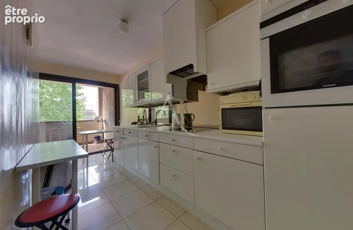 MONTAUBAN, centre ville, T4 traversant, ascenseur au palier, garage, loggia - photo 3
