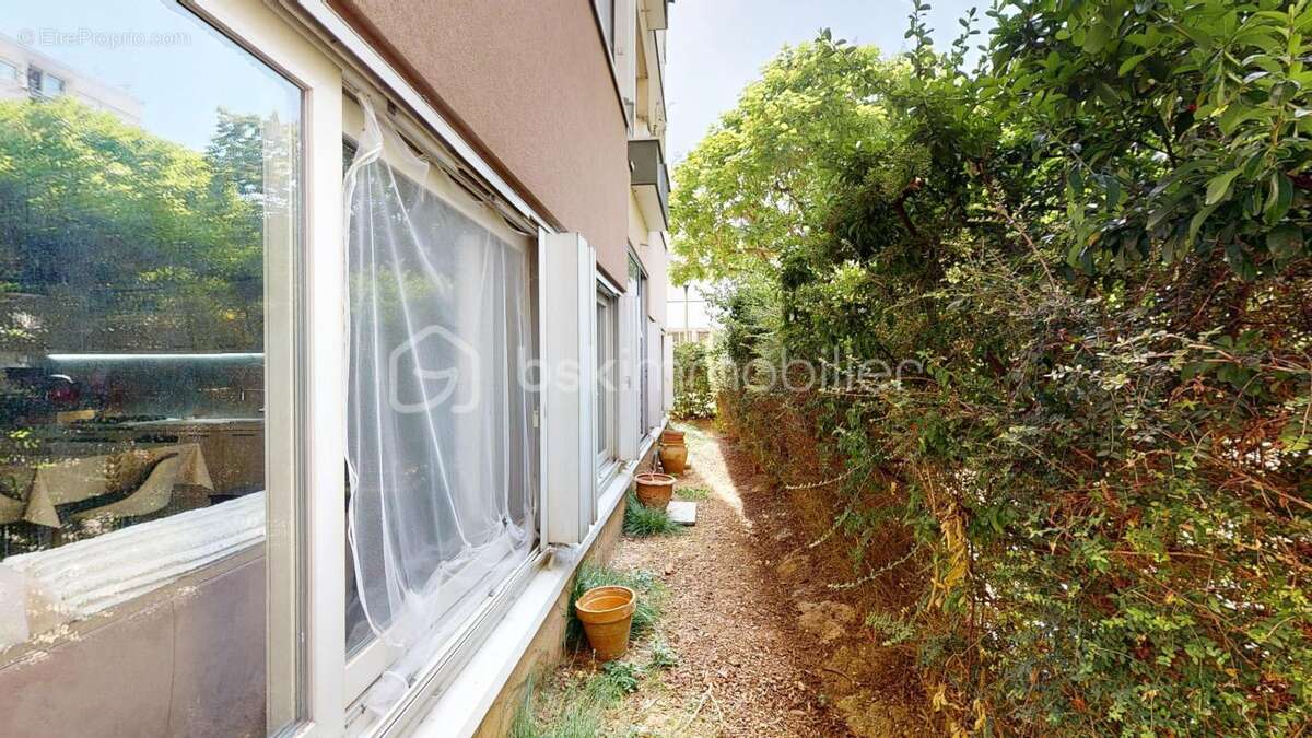 F4 en très bon état ! 3 chambres, loggia et espace extérieur !! - photo 8