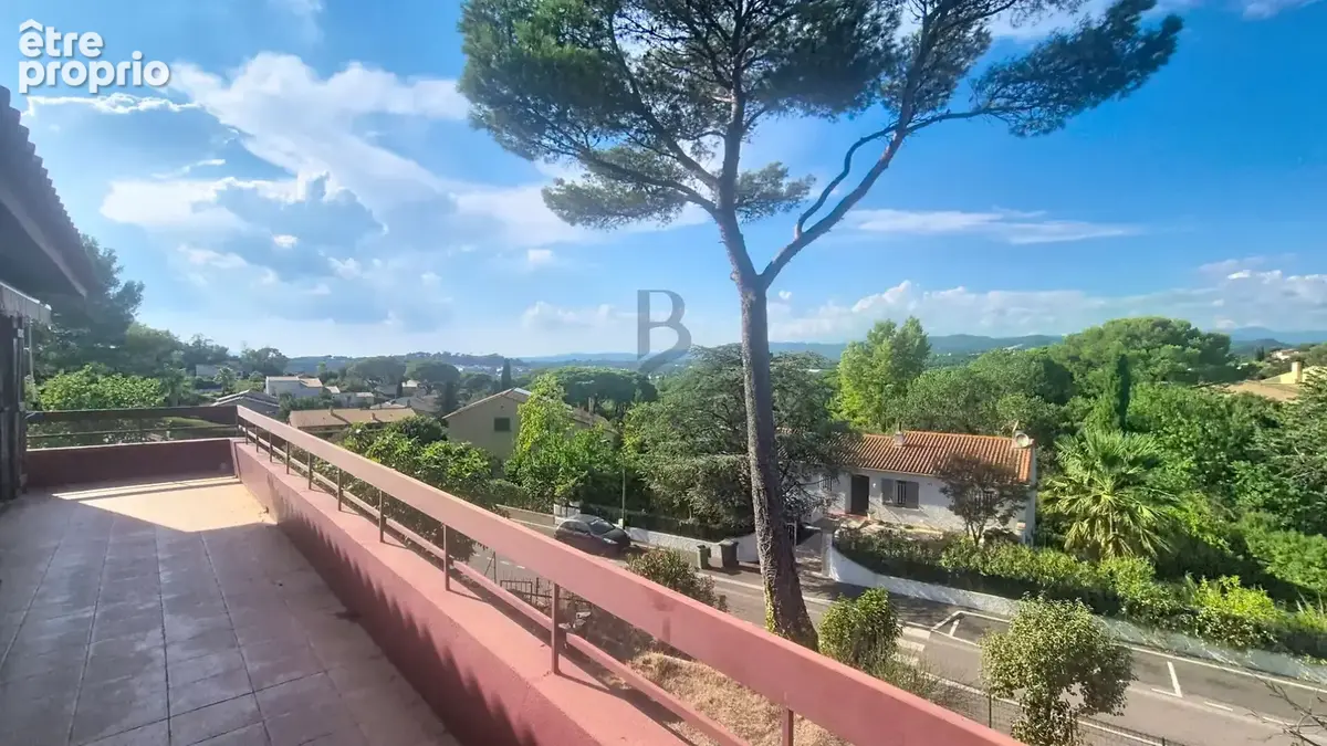 Villa frejus vue dégagée beaux volumes rénovation a prévoir - photo 5