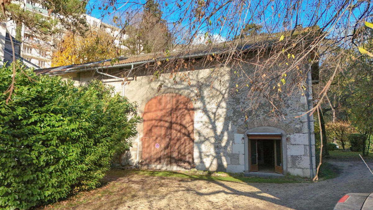 n°1 - Commerce à SAINT-EGREVE