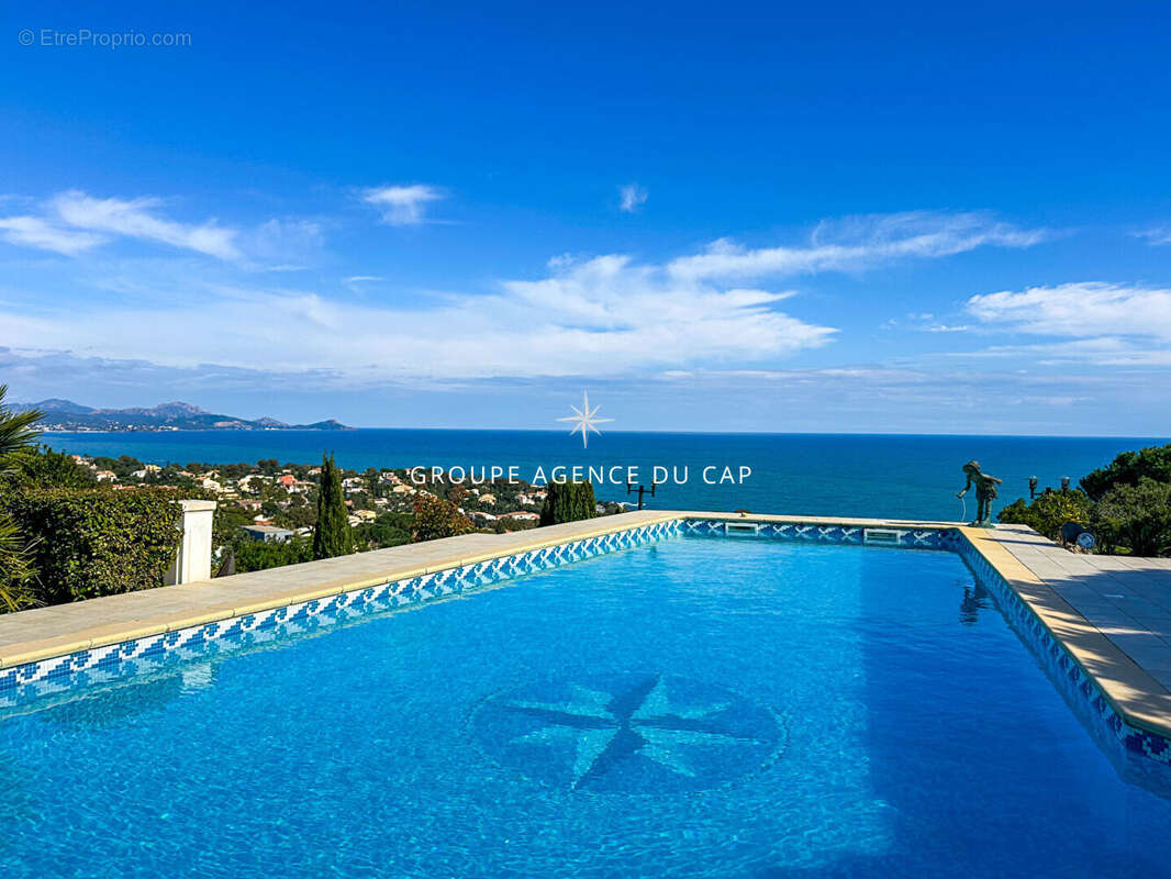Villa vue mer avecT2 indépendant plus un  terrain de 2094 m² à l'arrière, constructible aux Issambres - photo 2