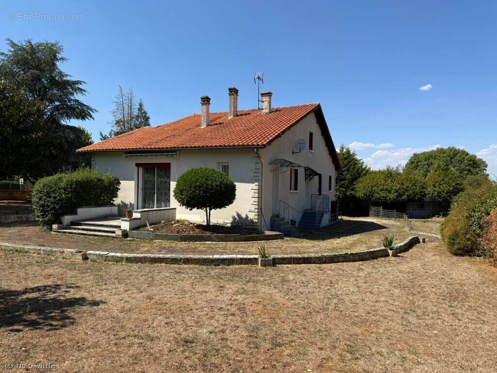 Exclusif : Grande Maison de Famille Dans le Village Médiéval de Verteuil-Sur-Charente - photo 28