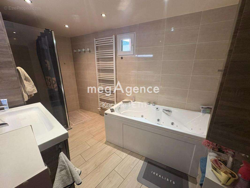 Deux maisons, piscine intérieure, fort potentiel ! - photo 7
