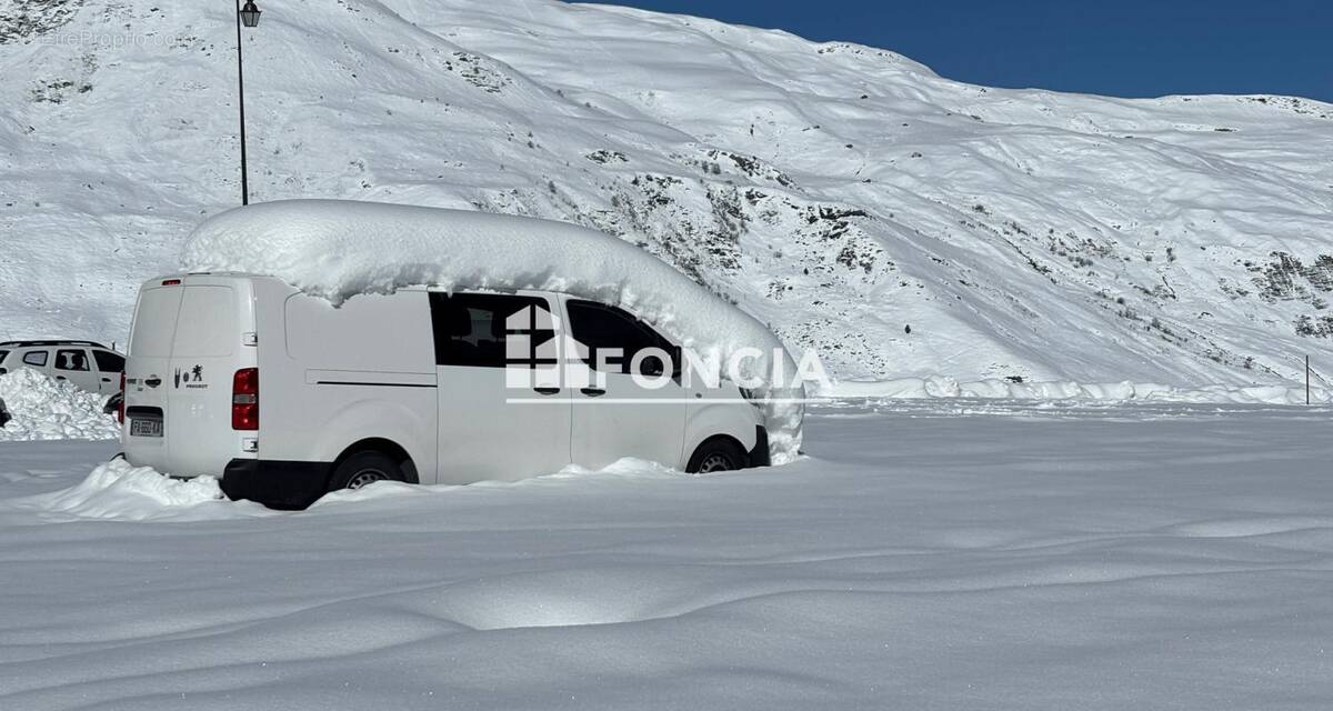 Parking à SAINT-JEAN-DE-BELLEVILLE