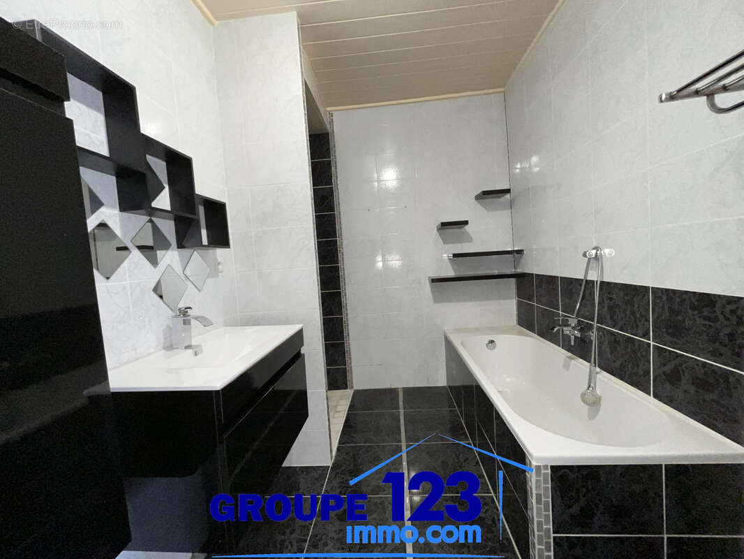 À VENDRE   Maison 3 pièces de 90 m2 à Laroche-Saint-Cydroine - photo 8