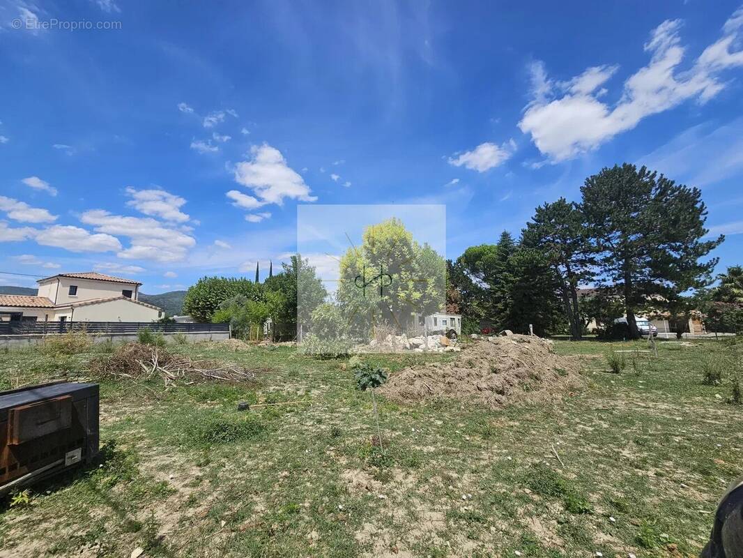 Terrain à MONTELIMAR