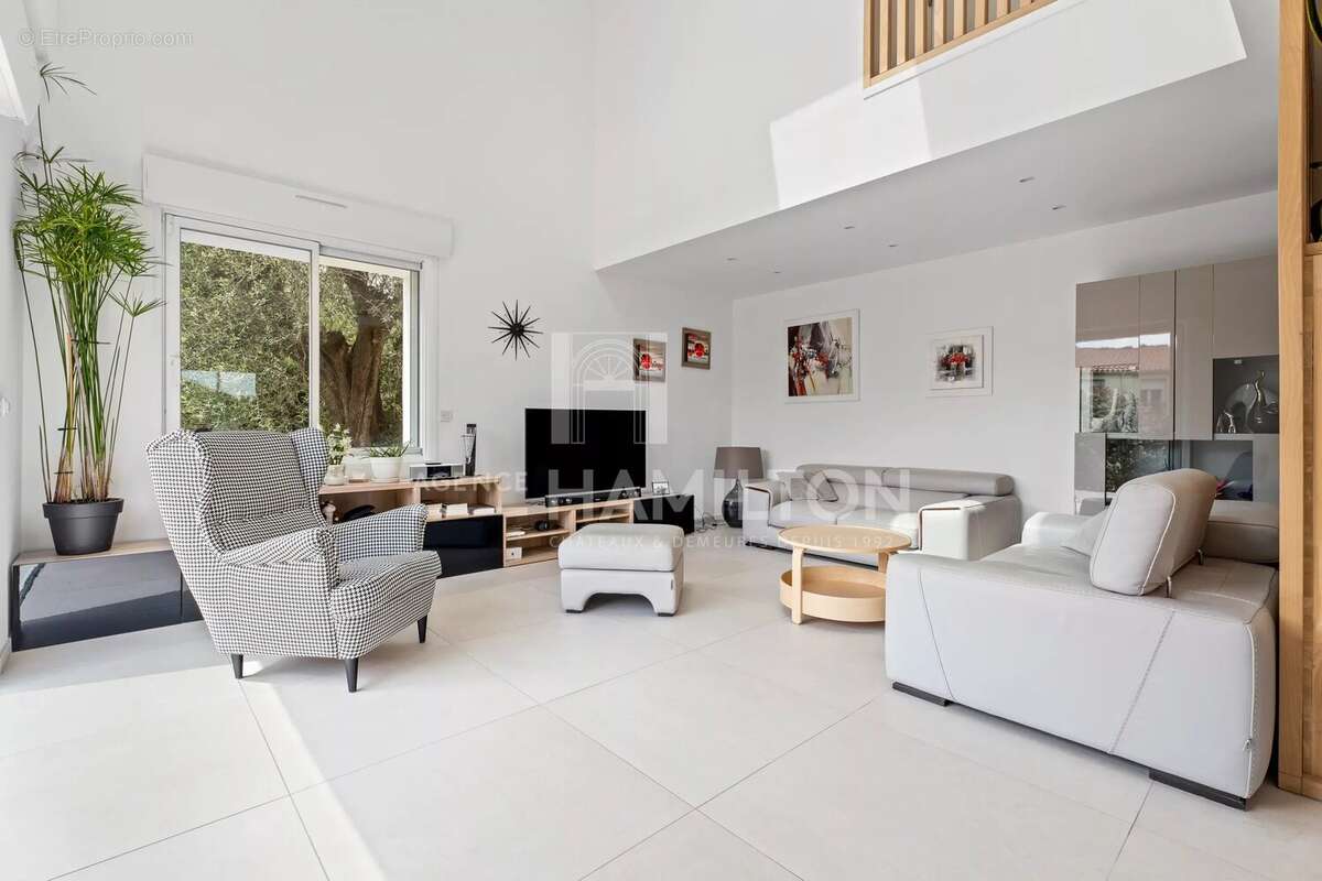 Maison à CHATEAUNEUF-GRASSE