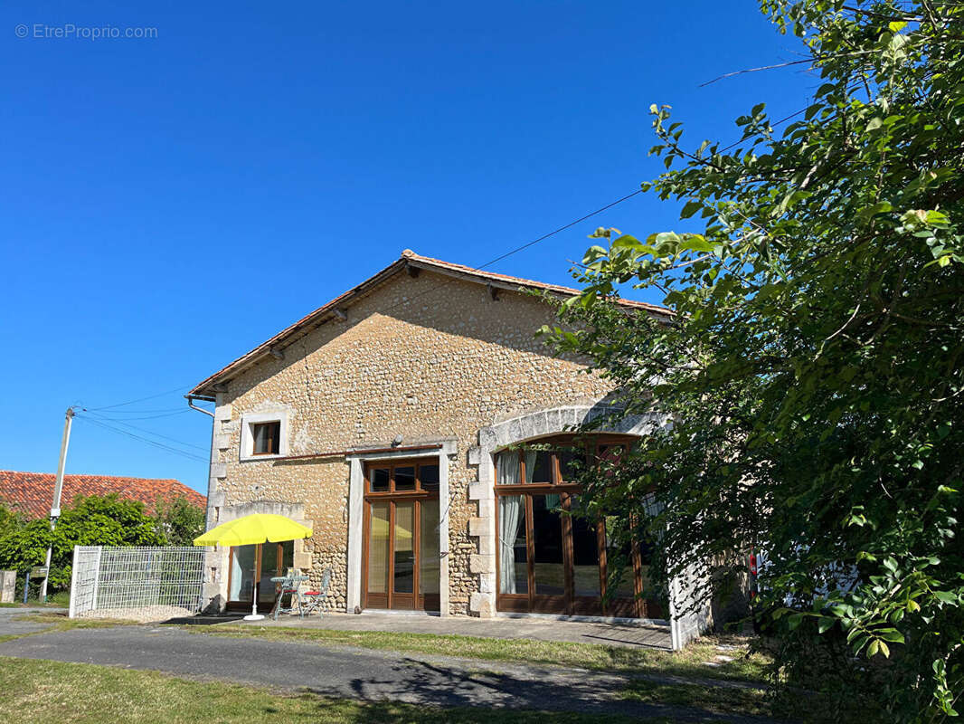 Maison à BORS(CANTON DE MONTMOREAU-SAINT-CYBARD)