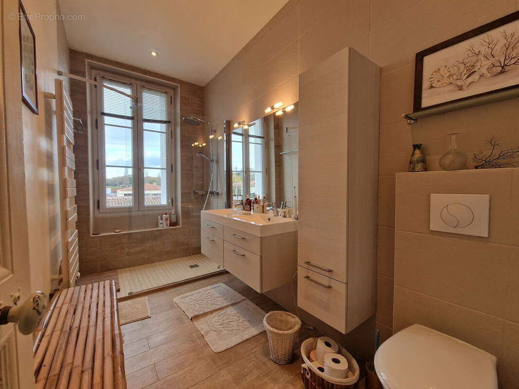 Maison à MONTMOREAU-SAINT-CYBARD