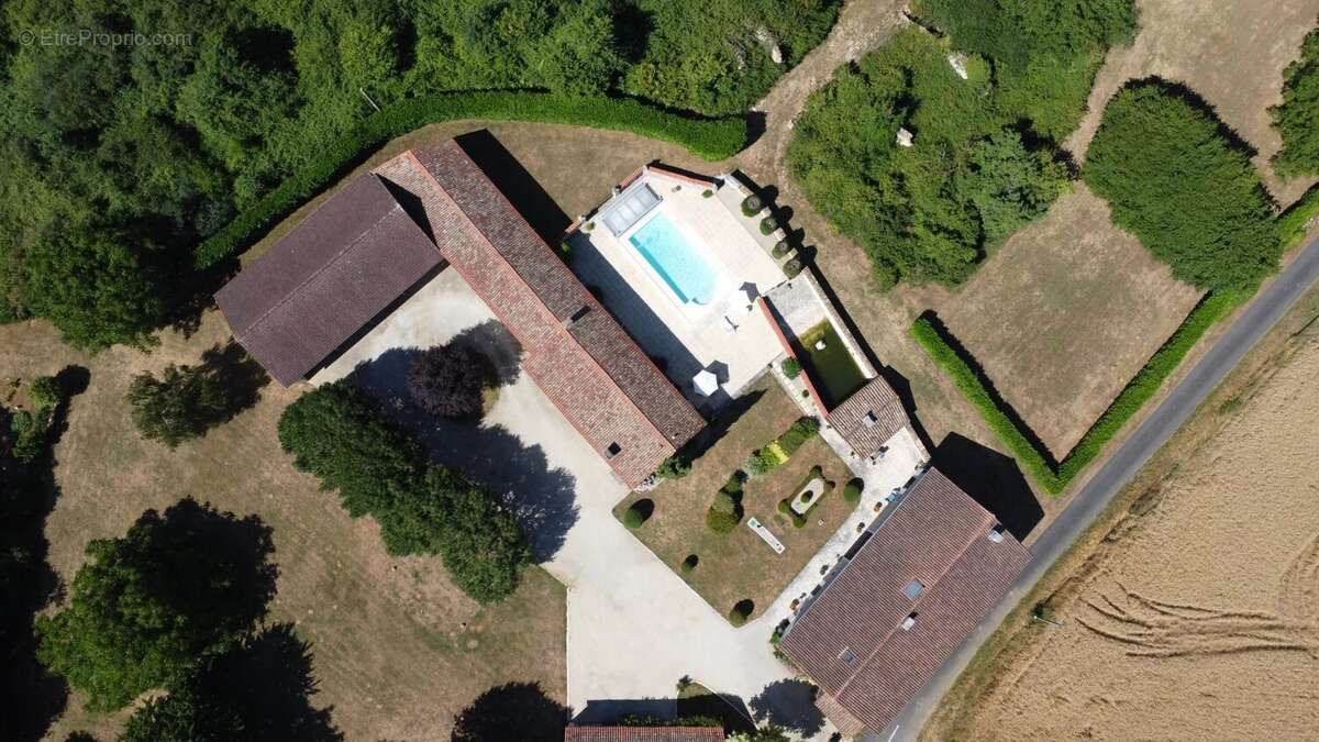 Magnifique grange rénovée de 4 chambres avec possibilité d'aménager un gîte de 2 chambres, piscine chauffée et dépendances – Sit - photo 14