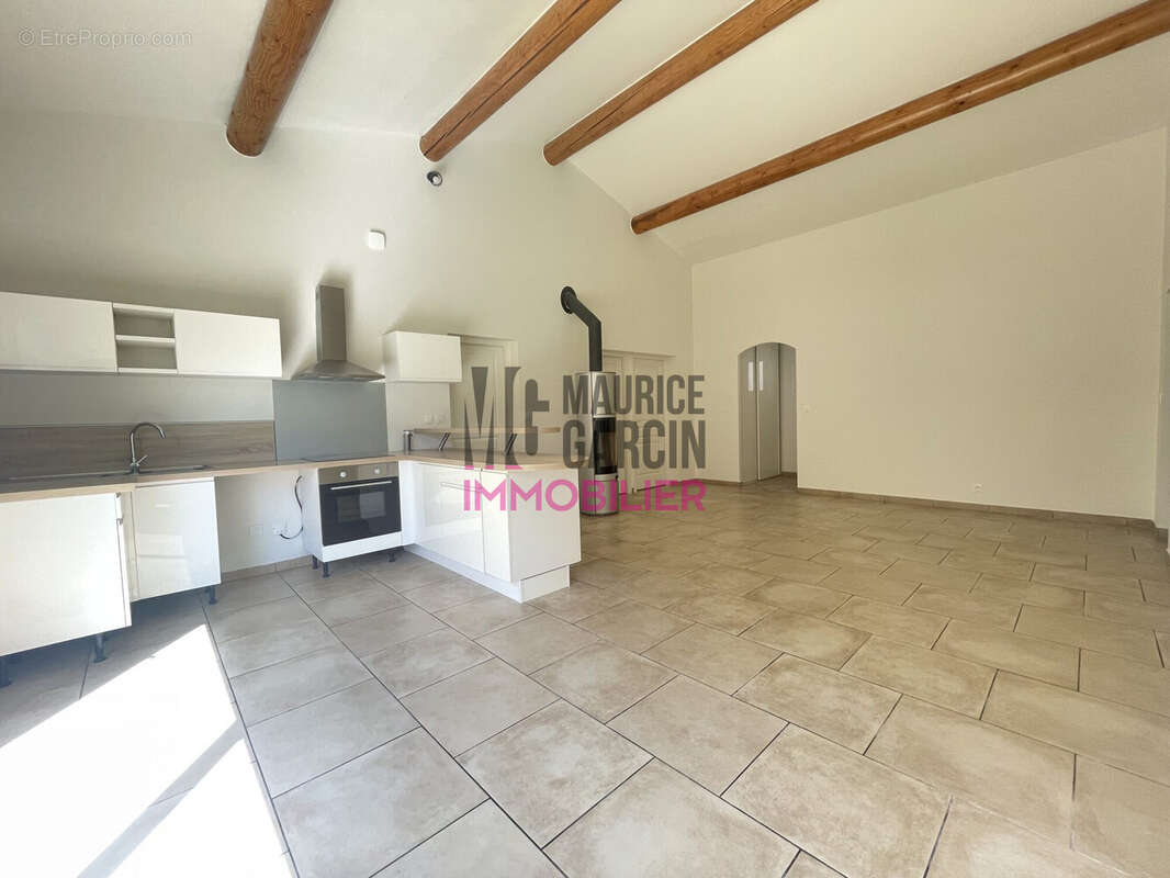 Maison à ENTRAIGUES-SUR-LA-SORGUE