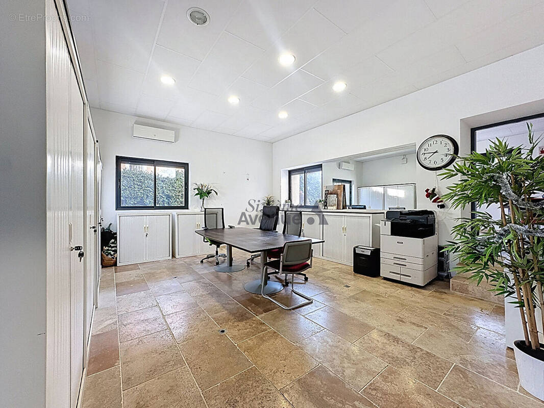 Commerce à SAINT-CLEMENT-DE-RIVIERE