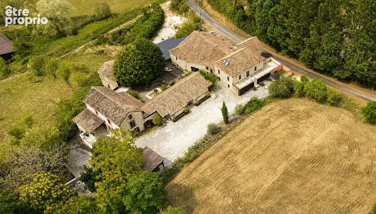 Très bel ensemble immobilier avec potentiel locatif, sur 12 ha - photo 2
