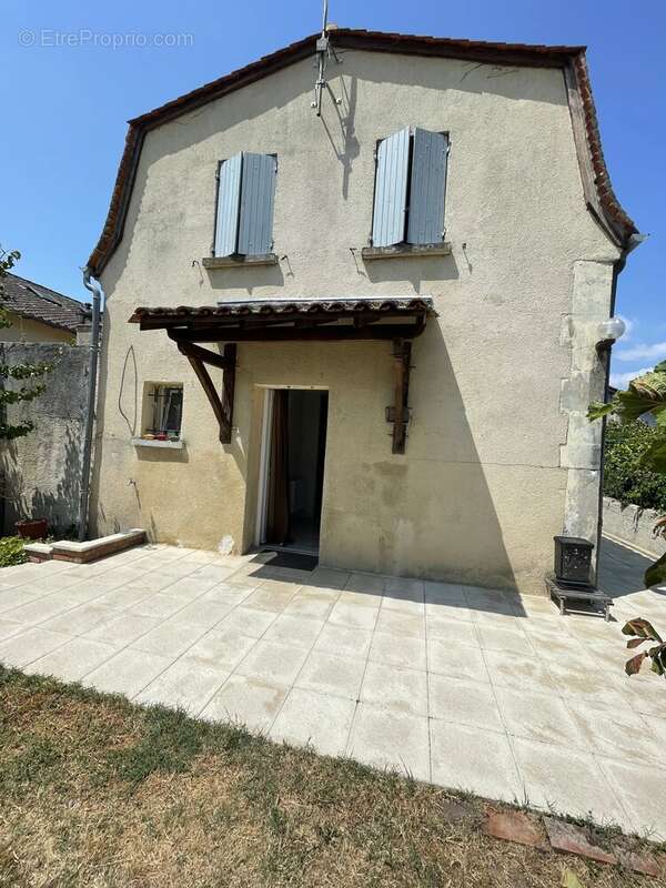 Maison de caractere renovee avec garage -  centre ville de bergerac. - photo 3