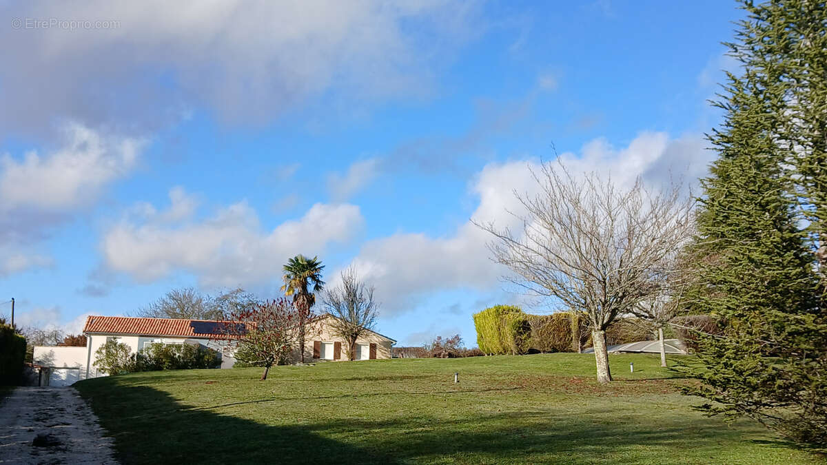 Maison à MONTIGNAC-LE-COQ