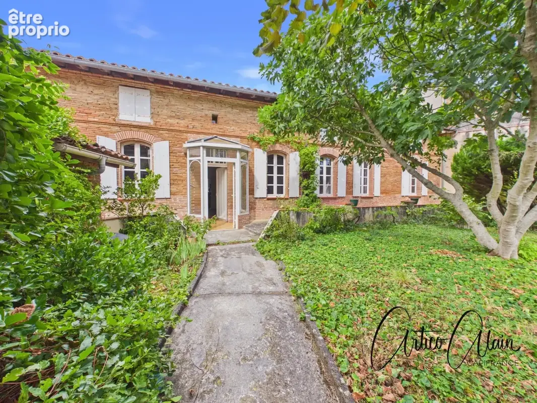 Maison bourgeoise 183 m² – jardin, 2 garages et double accès - photo 1